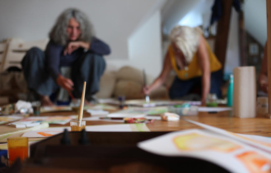 Malende Frauen im Atelier
