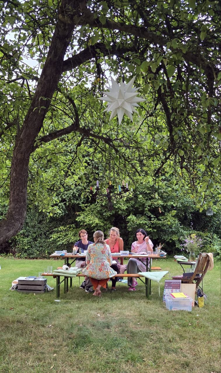 Gemeinsames Malen am Abend im Garten